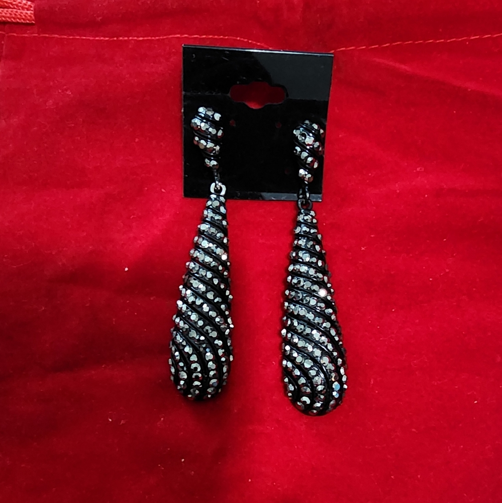 Beautiful drop earrings!! - Picture 2 of 2